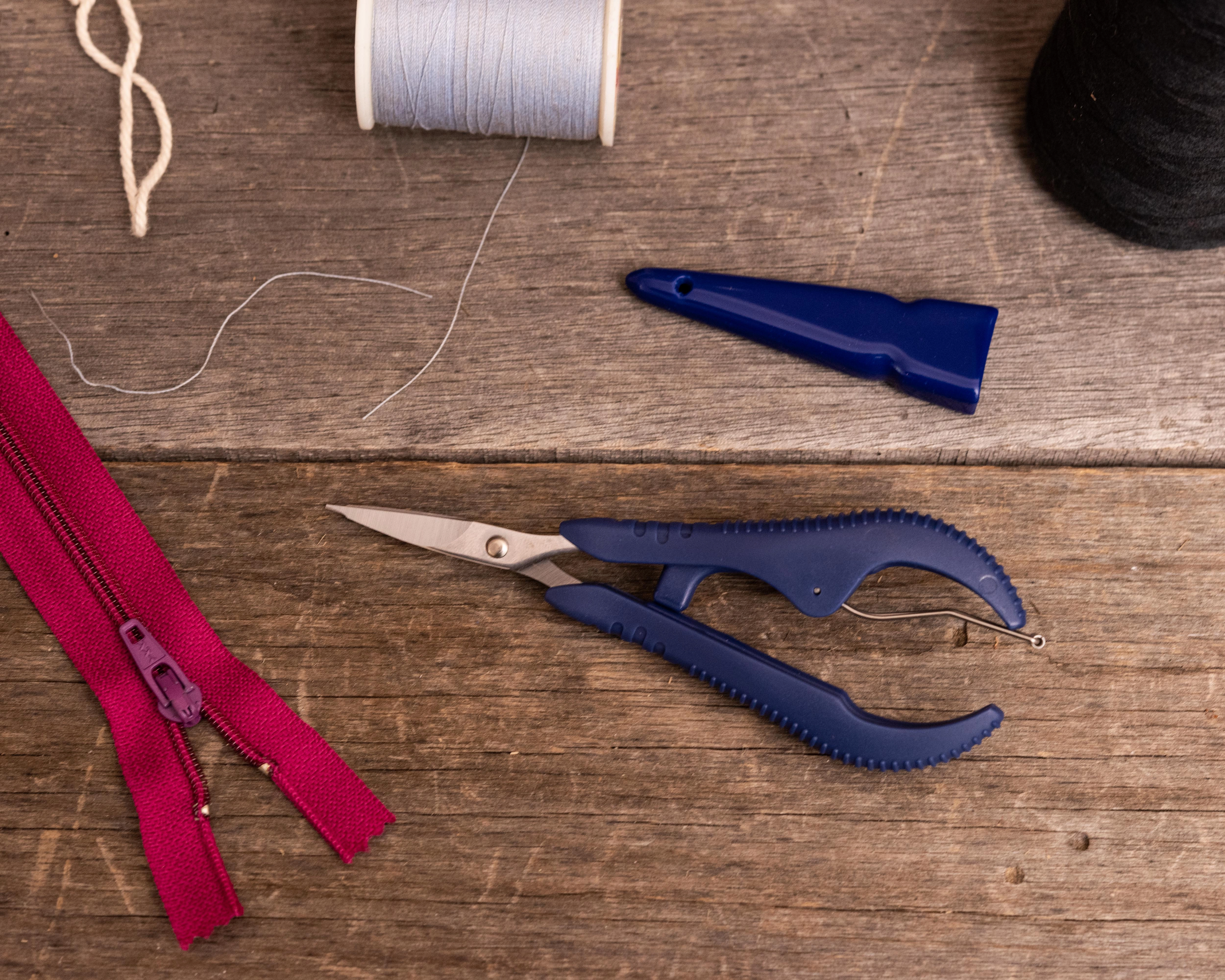 Heritage Cutlery VP51 5'' Spring Loaded Embroidery Nipper / Curved Blades